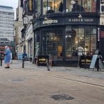 Bart- und Haarschneider- (Frisör; Friseur)-Shop Men's Cave Barber Shop in 49 High Street Ecke Corn Street und Broad Street in