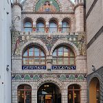 Die von William James Neatby, Chefdesigner der Firma Doulton & Co., entworfene Fassade für das im Jahr 1900 von Henry