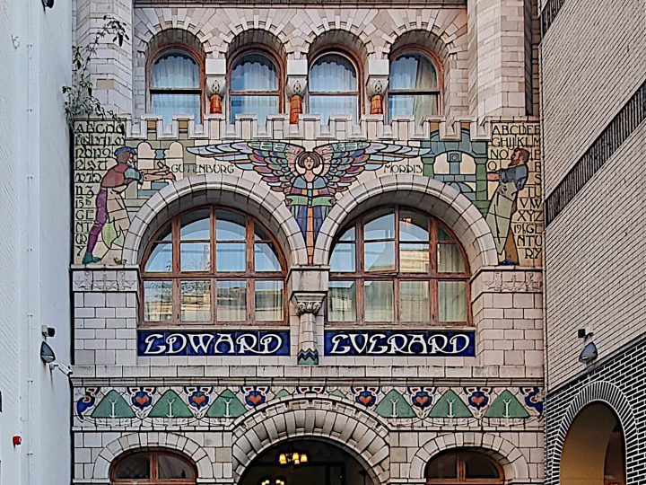 Die von William James Neatby, Chefdesigner der Firma Doulton & Co., entworfene Fassade für das im Jahr 1900 von Henry